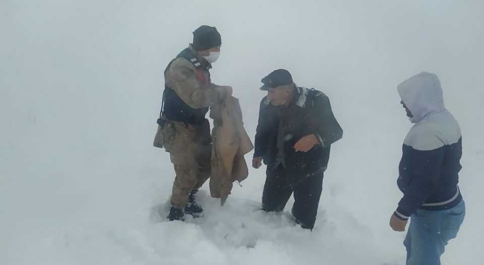 Erzincan İliçte donma tehlikesi Geçiren vatandaşı Jandarma kurtardı