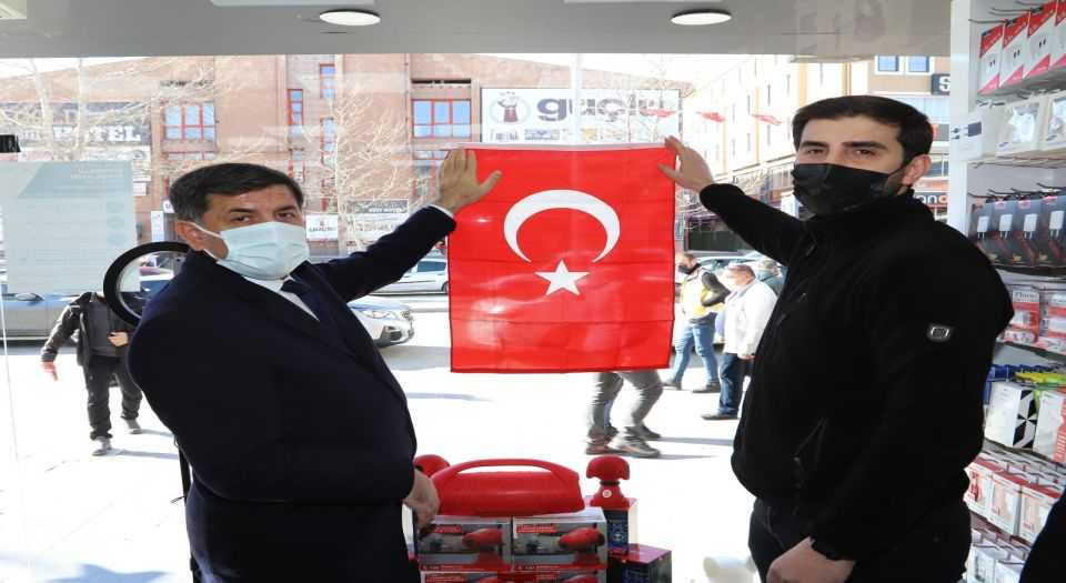 Erzincanda esnaflara Türk Bayrağı