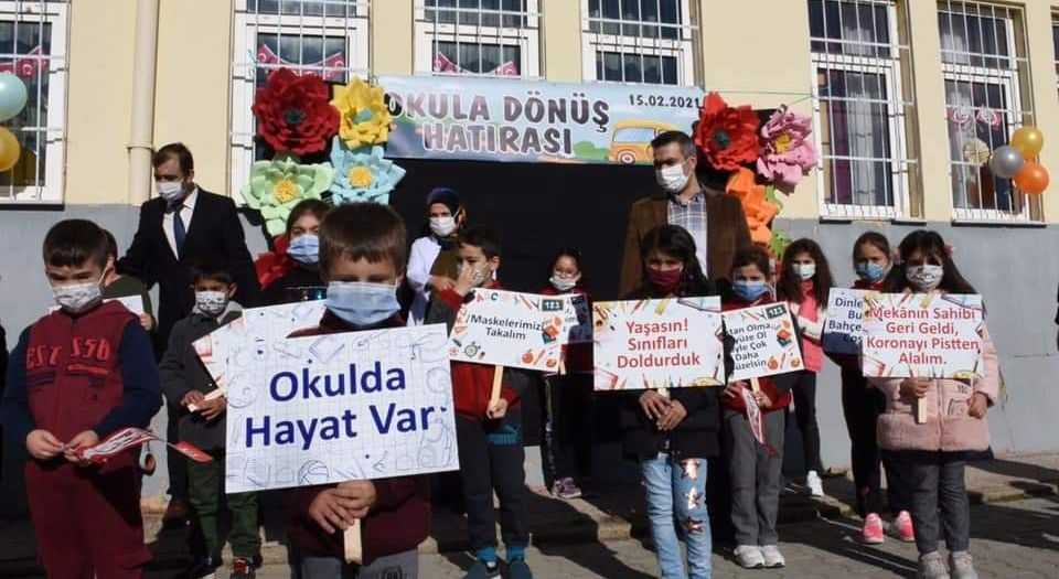 Kırşehirde öğretmenlerden öğrencilere şiirli karşılama