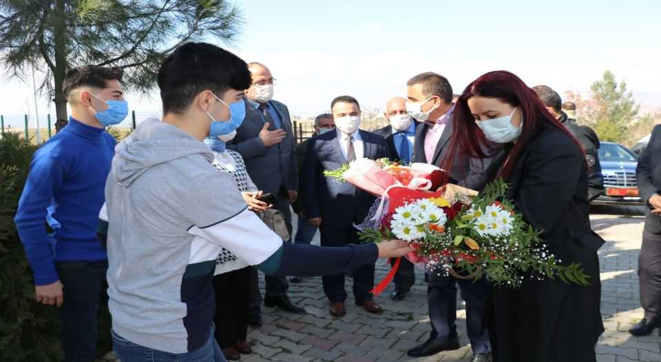 Siirtte Vali Hacıbektaşoğlu, eşi ile birlikte çocuk evlerini ziyaret etti