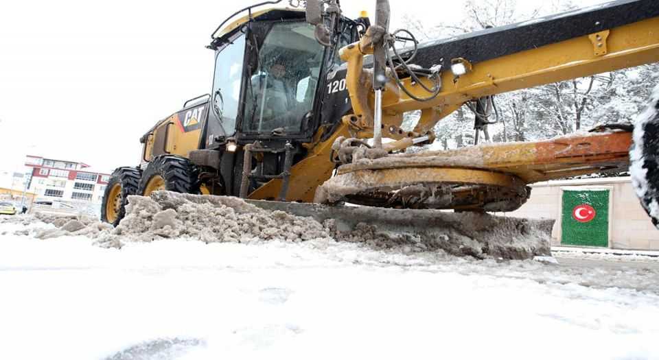Aksarayda karla mücadele ekipleri çalışmalarını sürdürüyor