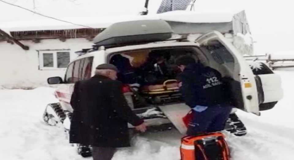 Ardahanda yaşlı hastanın imdadına kar ambulansı yetişti