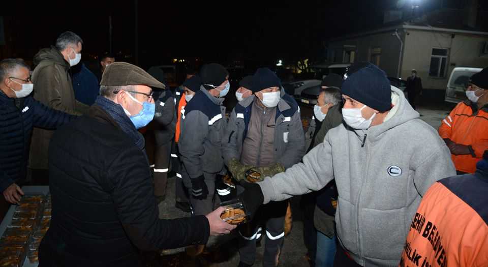 Kırşehirde Başkan Ekicioğlu, gece mesaisi yapan personelinin kandilini kutladı