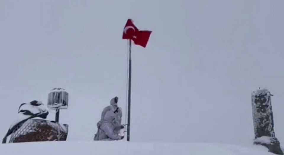 Mehmetçikten karlar altında bayrak değişimi