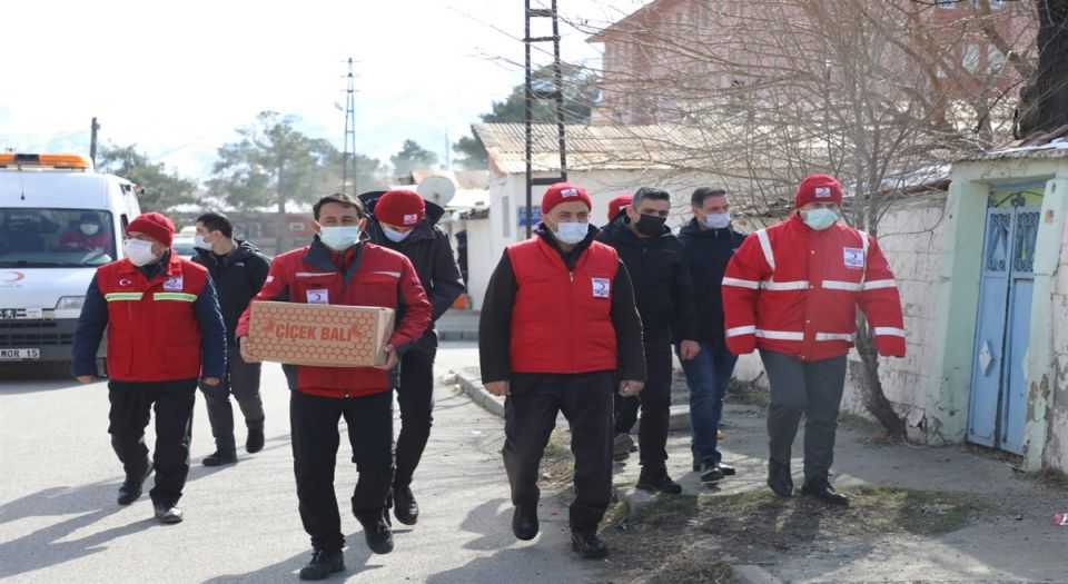 Erzincanda Türk Kızılayı gıda kolisi dağıttı
