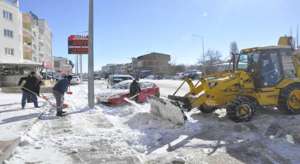 Sivas Güründe ekipler yolları kardan temizliyor