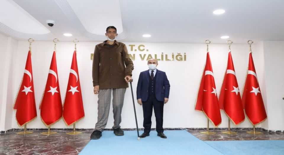 Dünyanın en uzun adamından Vali Demirtaşa ziyaret