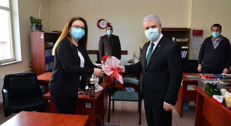 Kırşehir Valisi Akından kadın personellerine karanfil