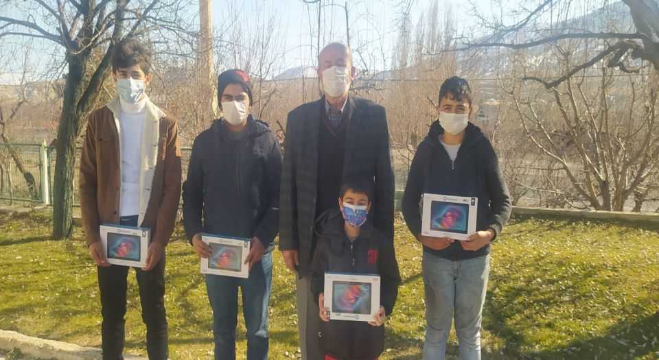 Sivas Milletvekili İsmet Yılmaz, çocuklara tablet hediye etti