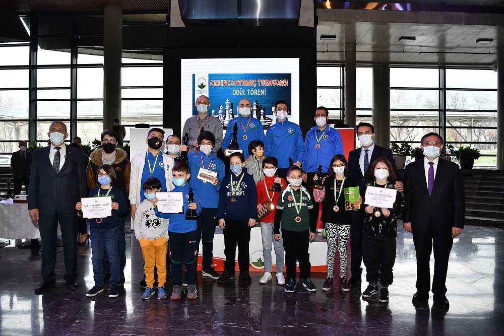 Bursa Osmangazi Belediyesinin online satranççıları ödüllerine kavuştu