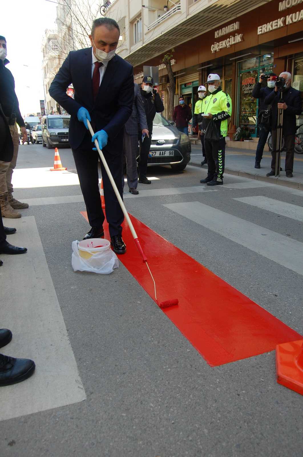 Kilis Valisi Soytürk, yaya geçidine kırmızı çizgi çekti