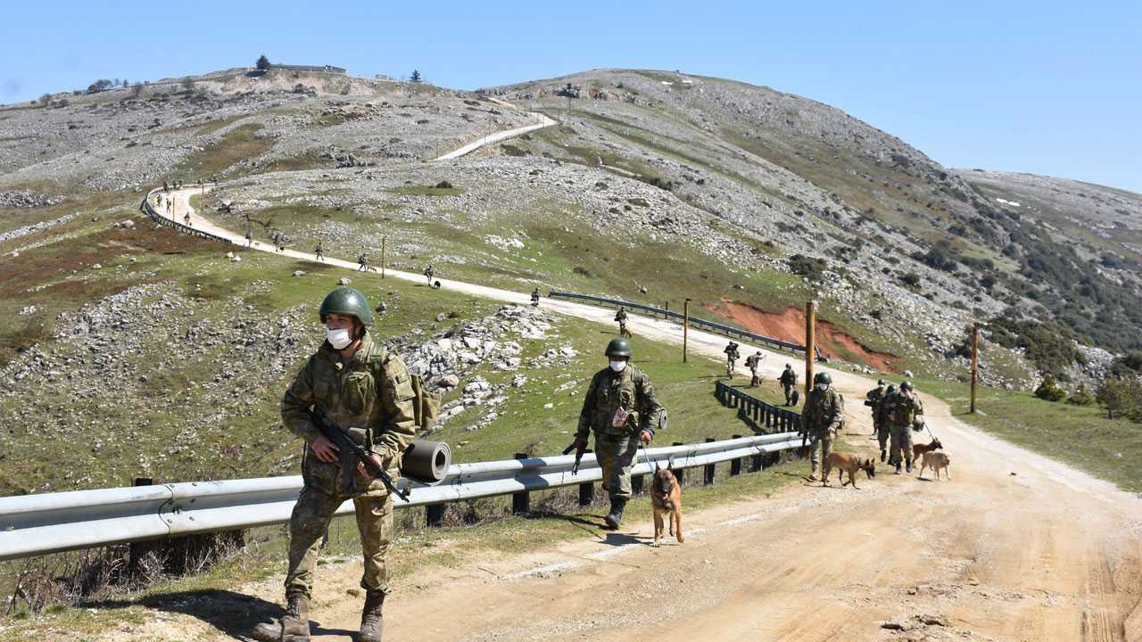 Bursada askeri köpek eğiticileri tatbikat yaptı