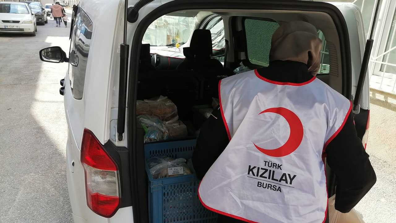 Türk Kızılayının Hilal Sofrası Bursada 20 bin yemek dağıttı