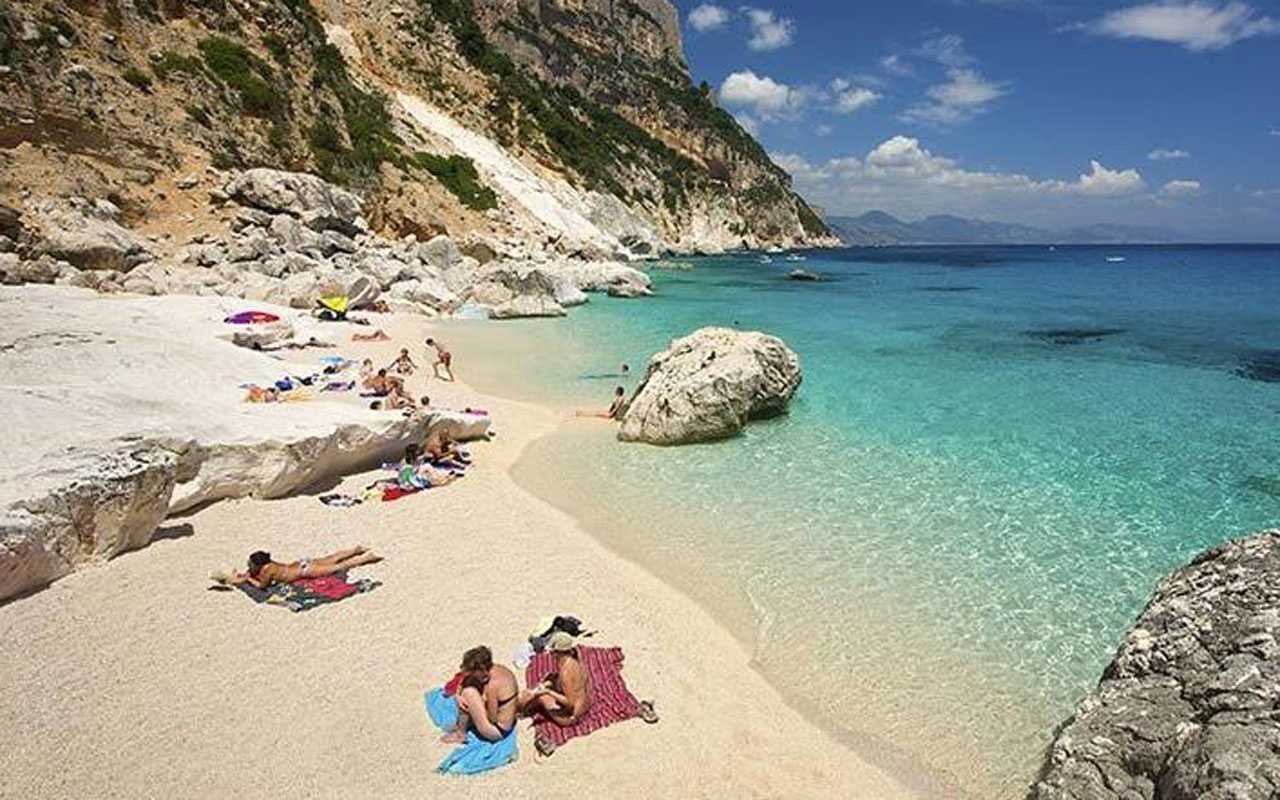 İtalya’da Sardinya plajlarından kum götüren turistlere ceza!