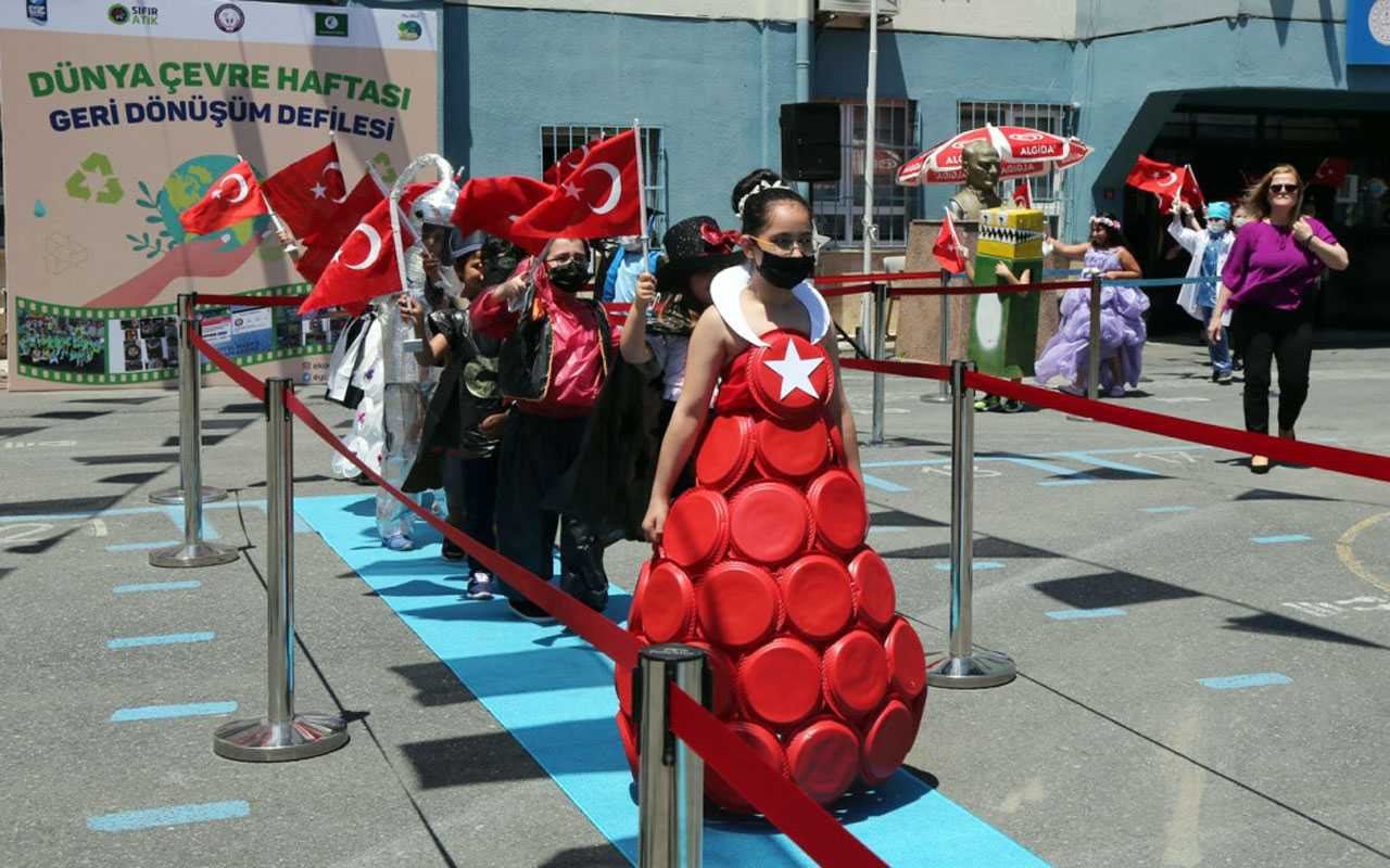 İstanbul Eyüpsultan’da ilkokul öğrencilerinden geri dönüşüm defilesi