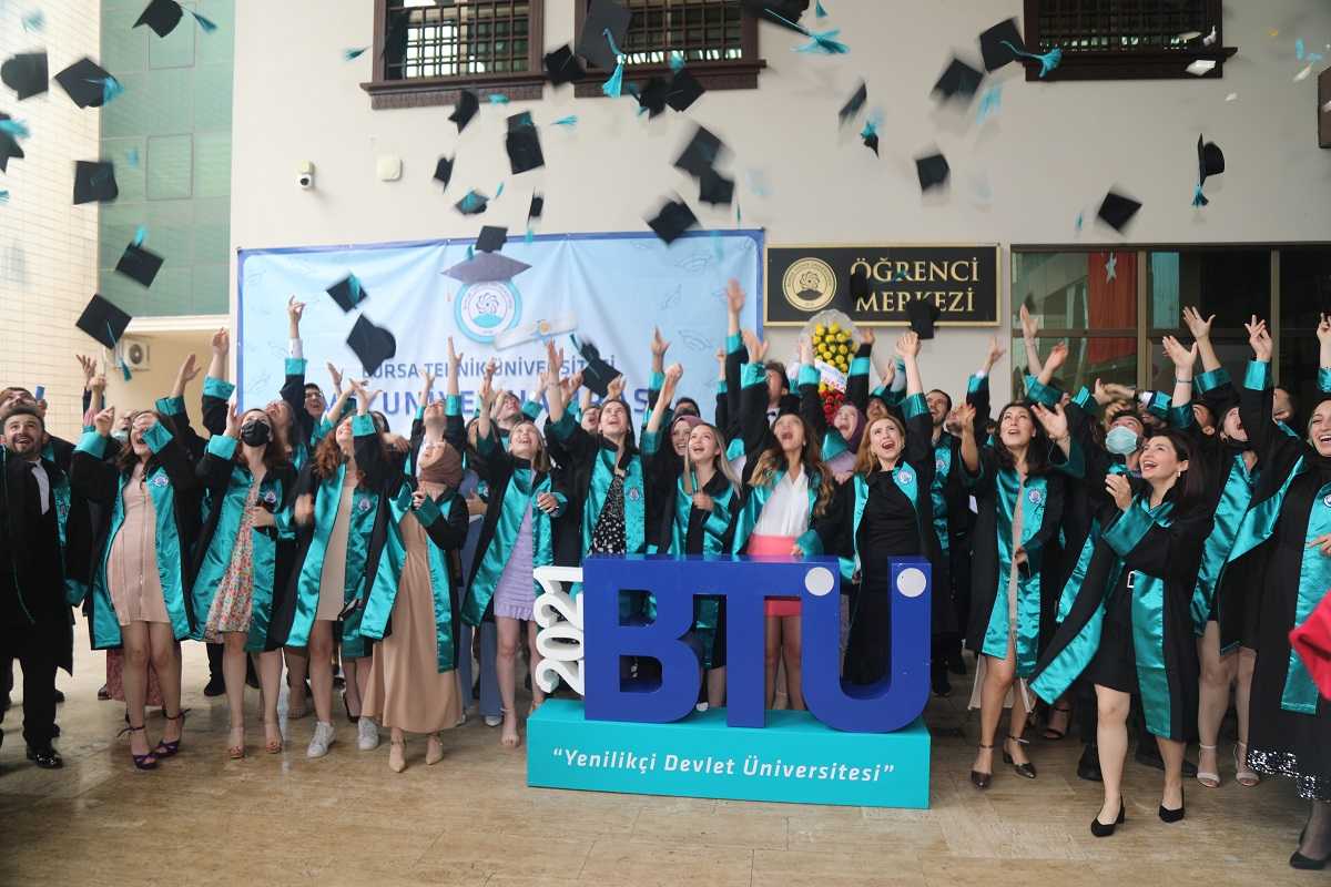 Bursa Teknik Üniversitesi’nde mezuniyet heyecanı