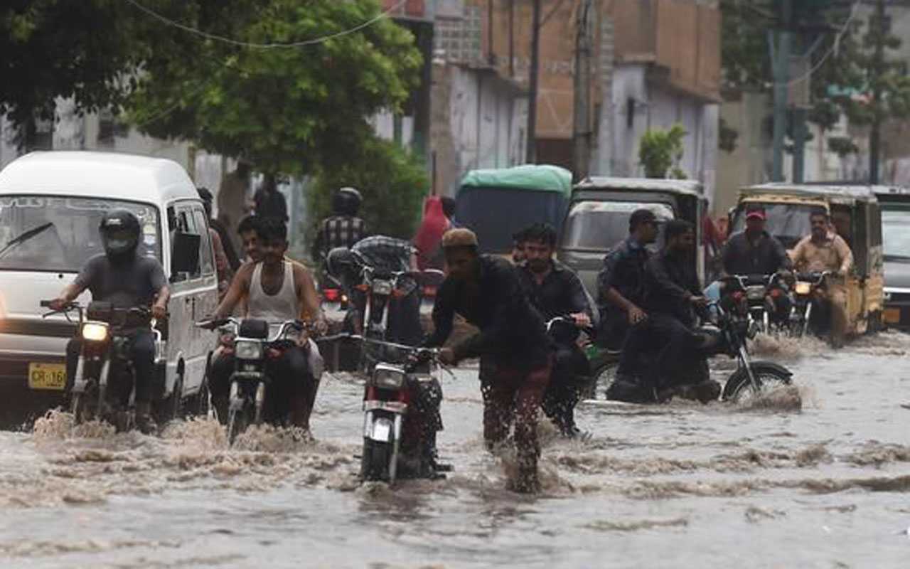 Pakistan’da şiddetli yağış: 4 ölü