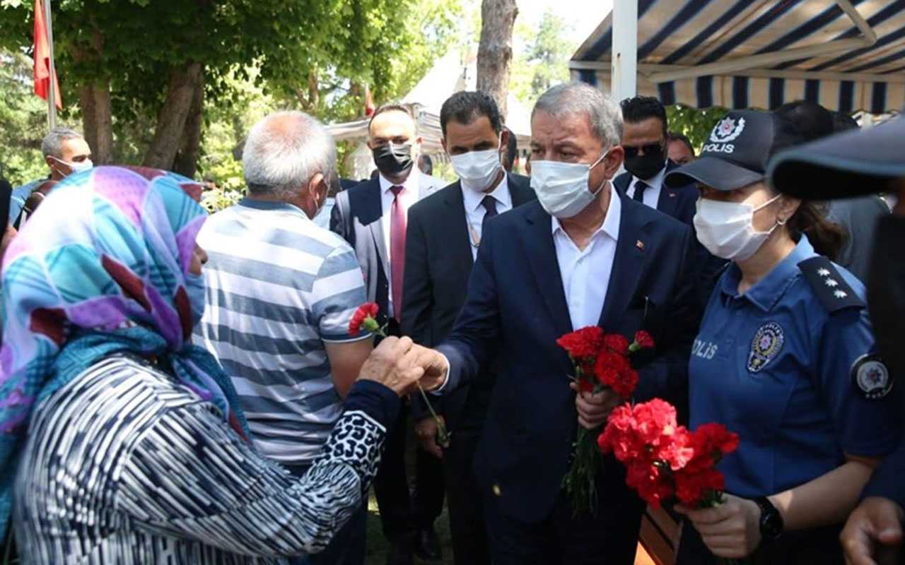 Bakan Akar, Kayseri’de şehitlikleri ziyaret etti