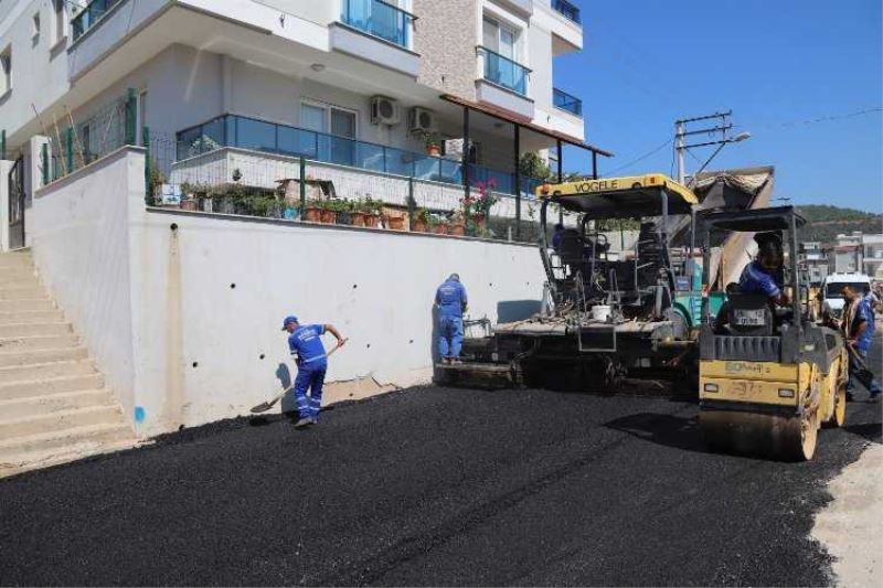 Menderes Belediyesi asfalt çalışmalarına devam ediyor
