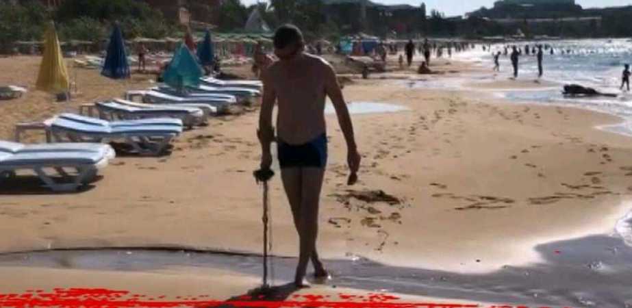 Rus turist elinde dedektörle sahile koştu