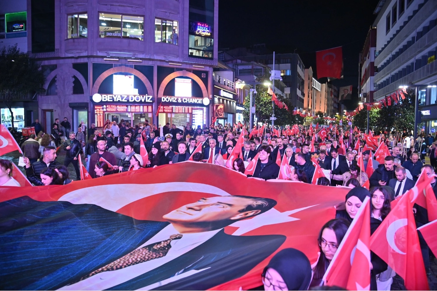 Trabzon sokaklarında Cumhuriyet Bayramı coşkusu