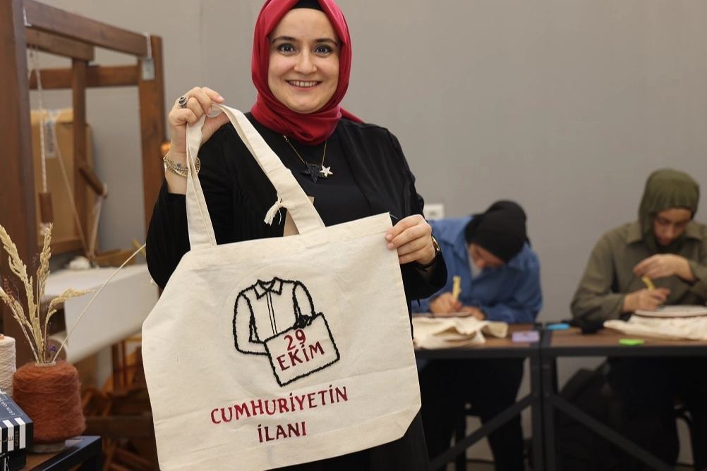 Cumhuriyet’in 102. yılına özel ay yıldızlı çantalar