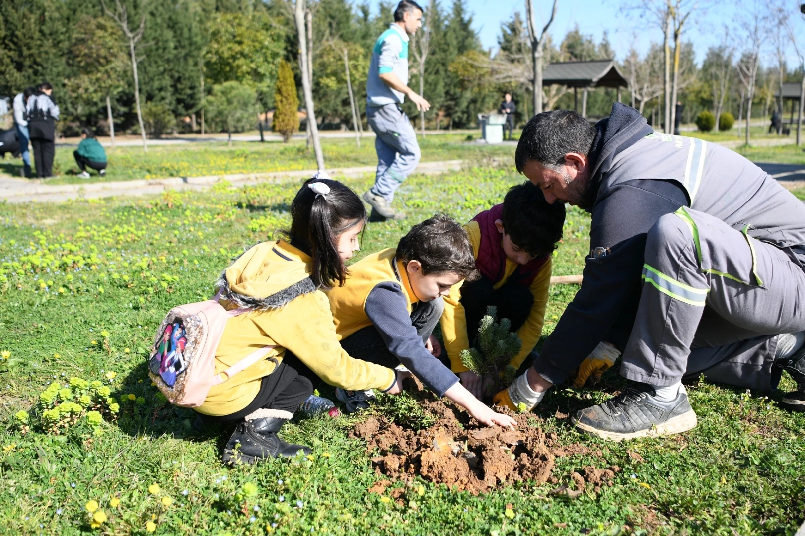 Kocaelili minikler, fidanları toprakla buluşturdu