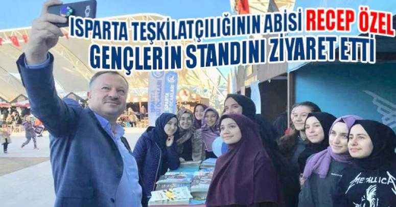 MİLLETVEKİLİ ÖZEL, AK GENÇLİĞİN STANDINI ZİYARET ETTİ