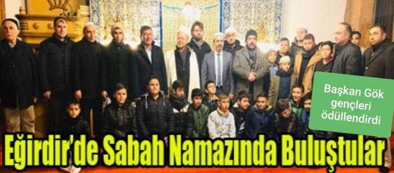 BAŞKAN VELİ GÖK SABAH NAMAZINDA GENÇLERİ ÖDÜLLENDİRDİ