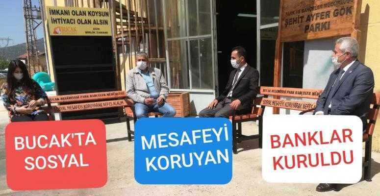 BUCAK’TA SOSYAL MESAFEYİ KORUYAN BANKLAR