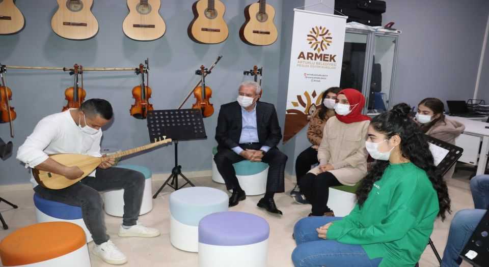 Mardinde Bilgi Evinde gençler geleceğe hazırlanıyor