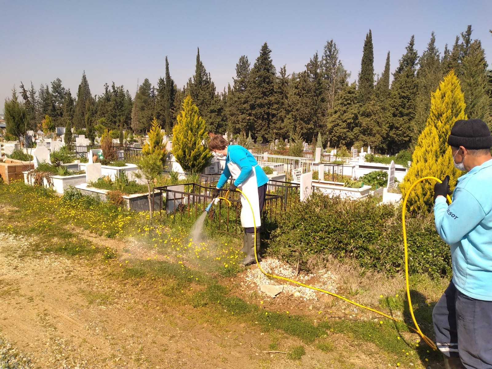 Manisada bayram öncesi mezarlıklarda hummalı çalışma