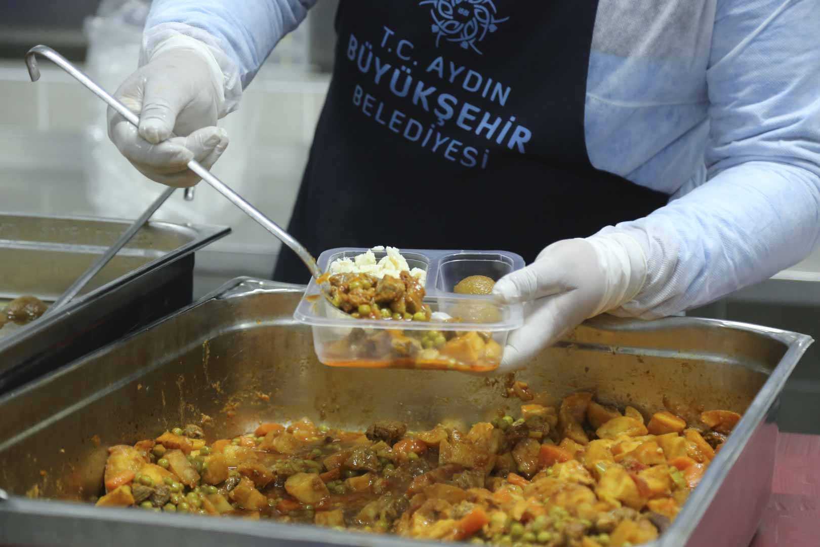 Aydın Büyükşehirden 25 bin vatandaşa sıcak yemek