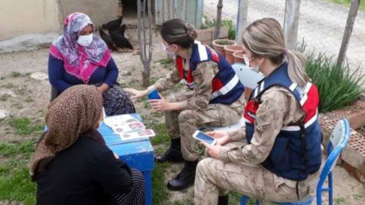 Elazığda jandarma KADESi köy kadınlarına anlatıyor