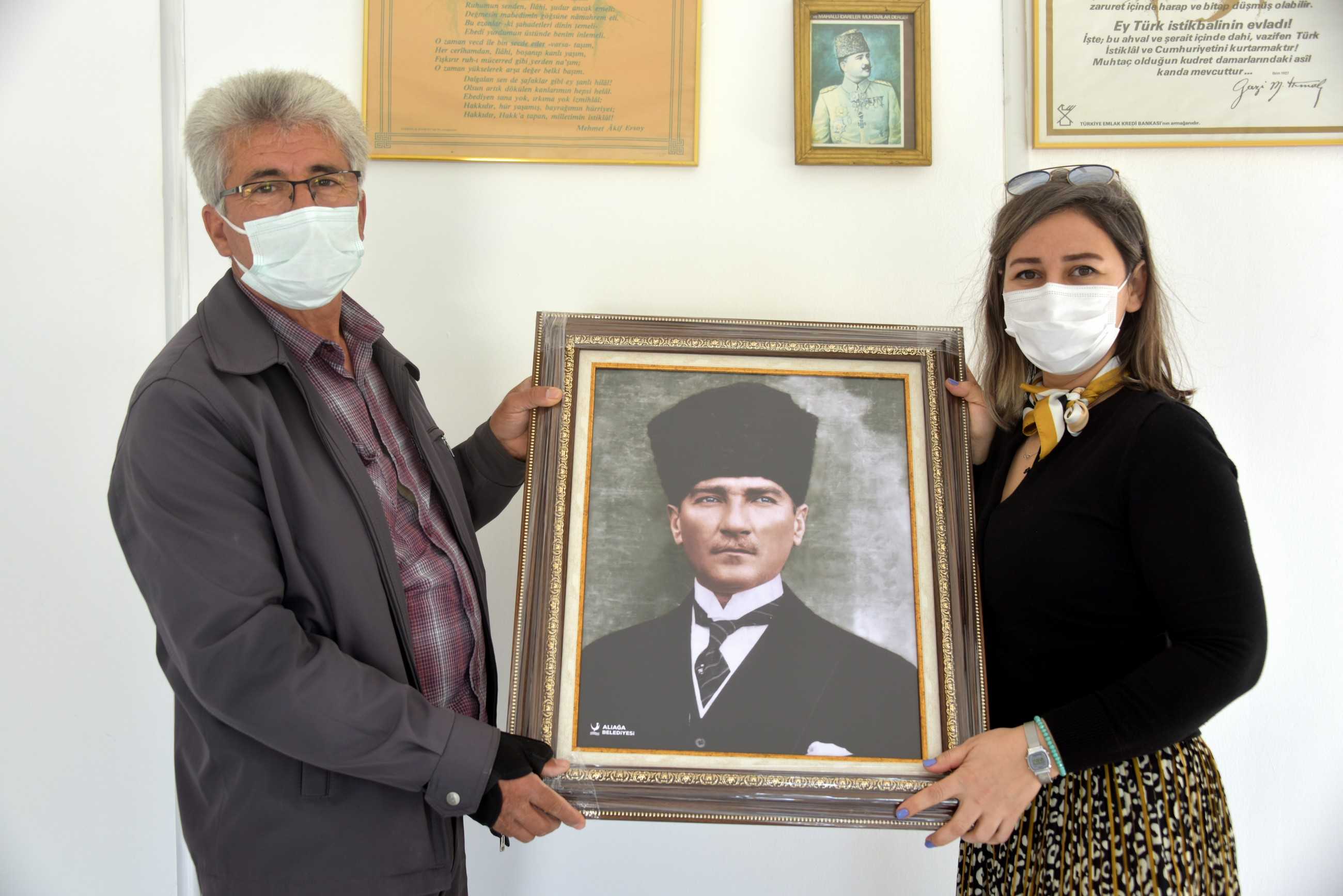 İzmirde Aliağalı muhtarlara Atatürk Portresi hediyesi