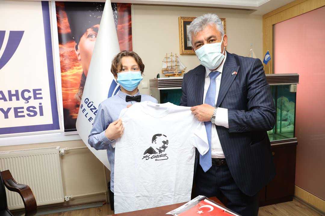 İzmir Güzelbahçede Çocuk Başkan spor tesisi istedi