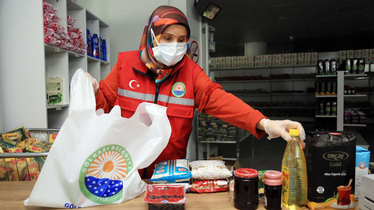 Ankara Gölbaşıda yemek ve koliler sahiplerine ulaştırılıyor