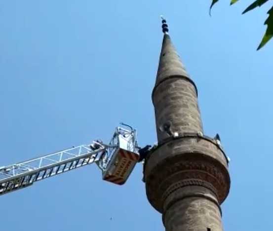 Cami minaresinde mahsur kalan adama itfaiyeden yardım eli