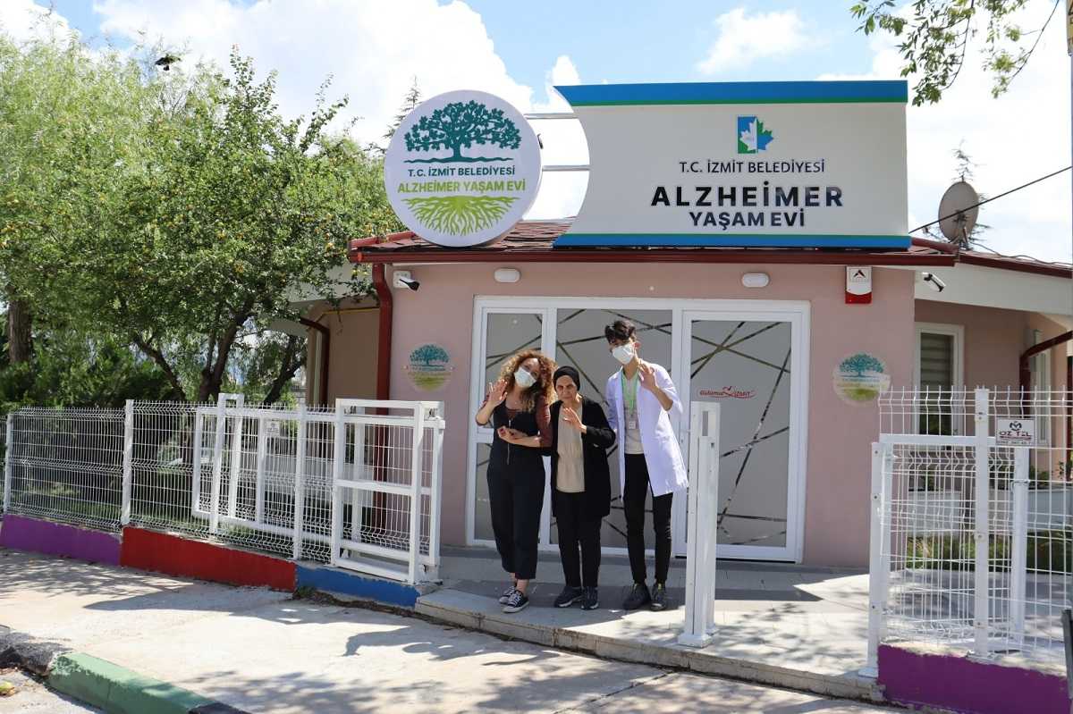 İzmit’te sosyal yaşama katılan hastalar Alzheimer Yaşam Evi’nde çok mutlu