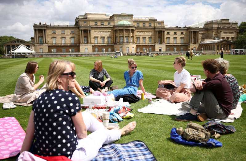 İngiltere tarihinde bir ilk: Sarayın bahçesinde piknik