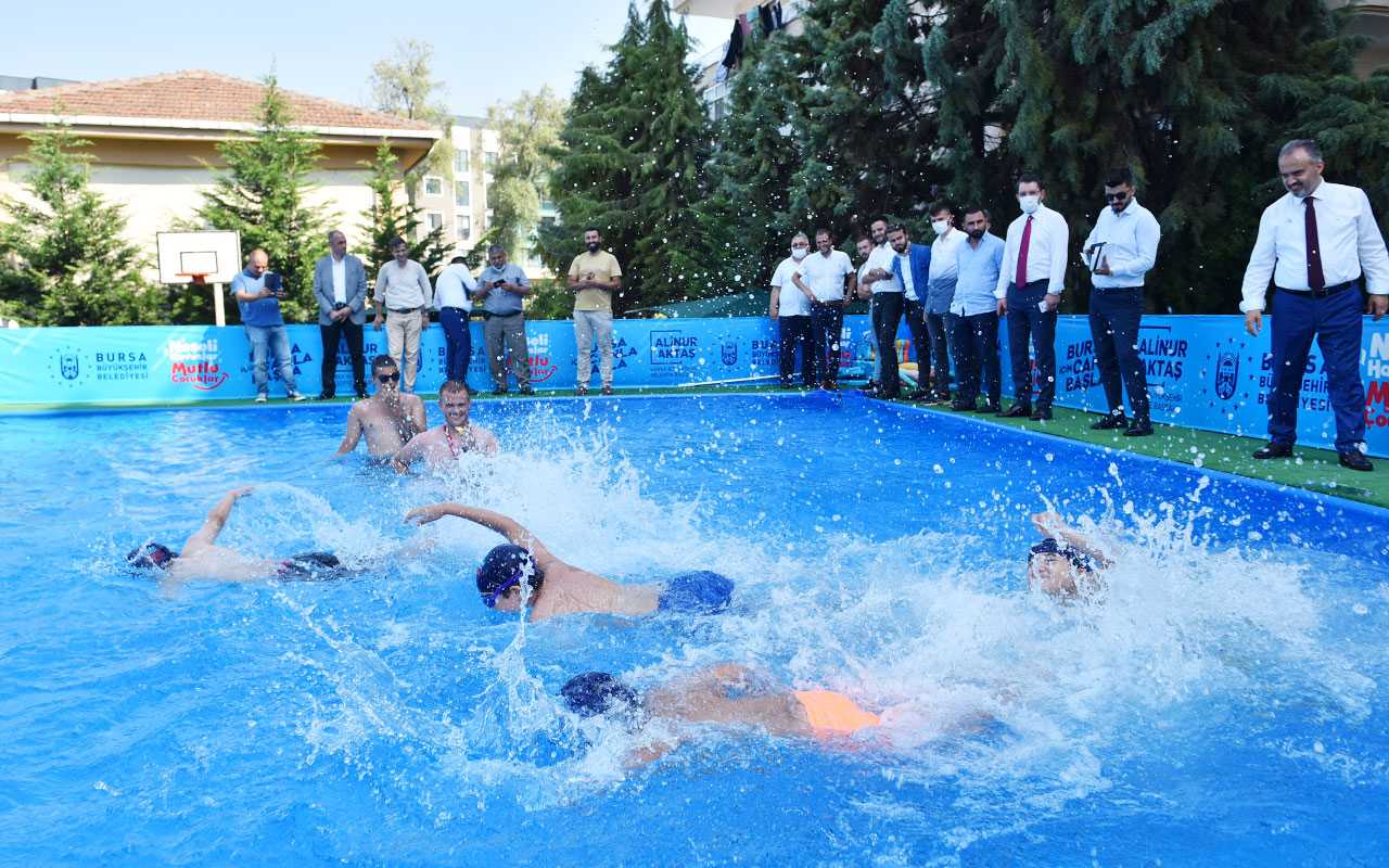 Bursa’da okul bahçeleri yüzme havuzuna dönüştü