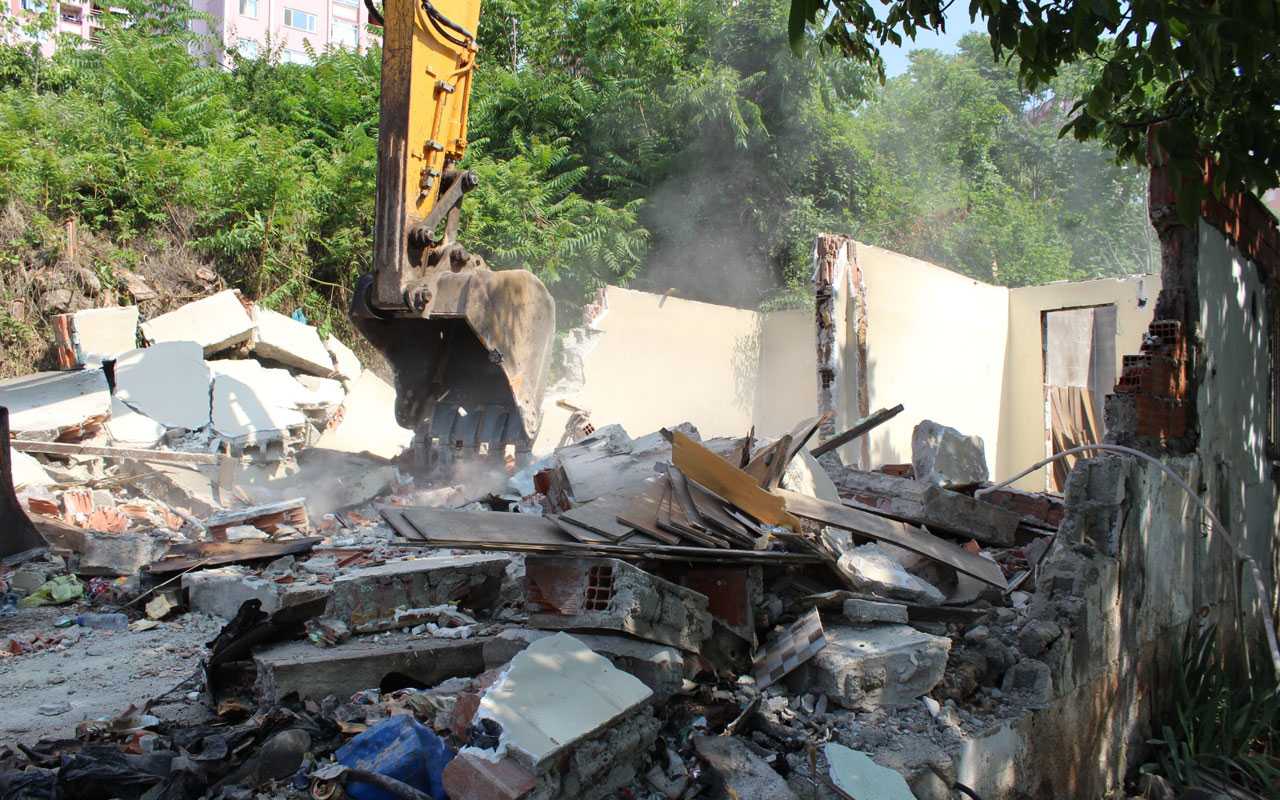 Kocaeli İzmit’te hasarlı binalar yıkılıyor