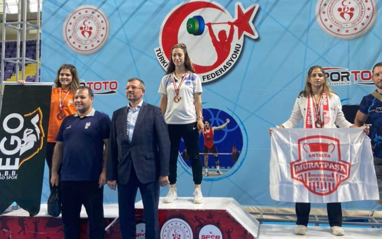 Kağıtsporlu halterciler Türkiye şampiyonu