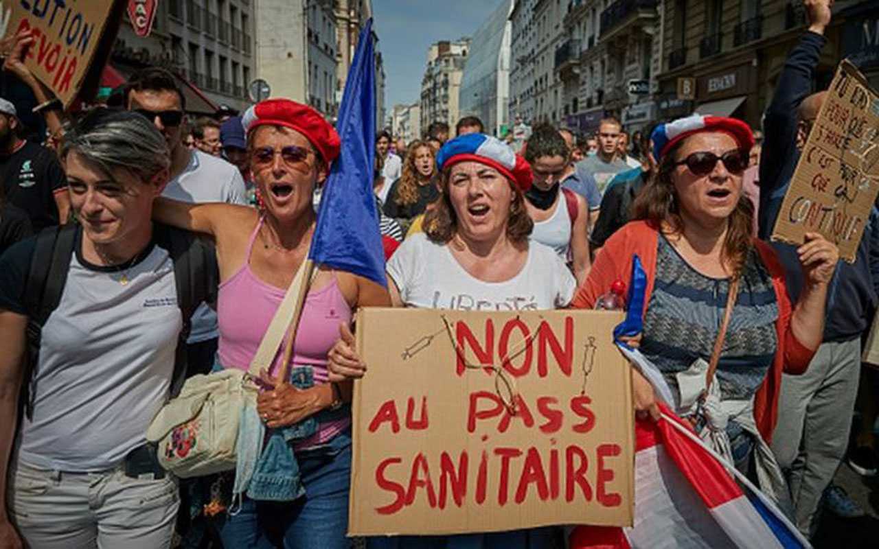 Fransa’da hükümetin ‘aşı’lı tedbirlerine kundaklamalı protesto