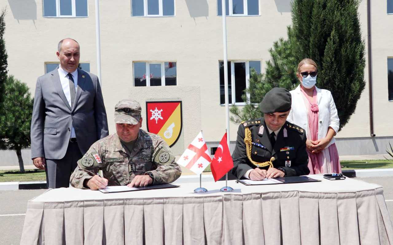 Türkiye’den Gürcistan Ordusu’na araç desteği