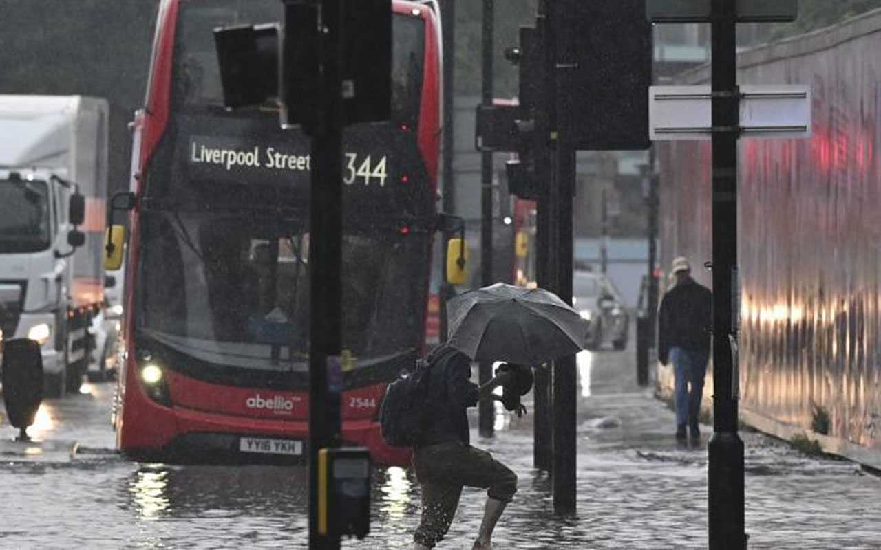 Londra’da sel! Otobüsler yollarda kaldı!