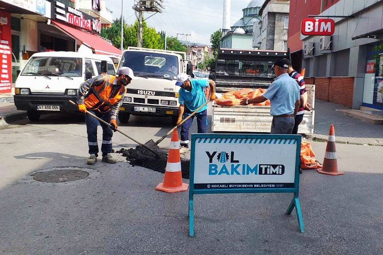 Kocaelide Yol Bakım Timi bozuk yol ve kaldırım bırakmıyor