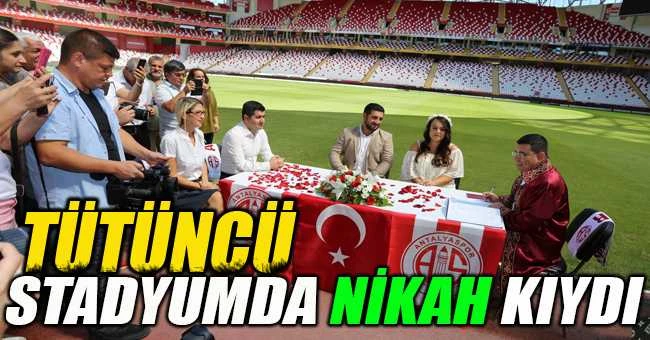 Tütüncü stadyumda nikah kıydı
