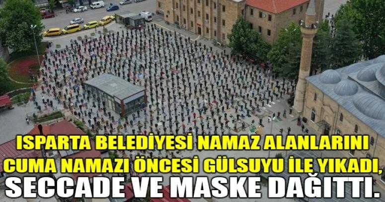 Isparta Belediyesi namaz alanlarını Cuma Namazı öncesi gülsuyu ile yıkadı, seccade ve maske dağıttı.