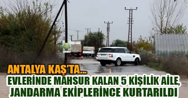 Evlerinde mahsur kalan 5 kişilik aile, jandarma ekiplerince kurtarıldı